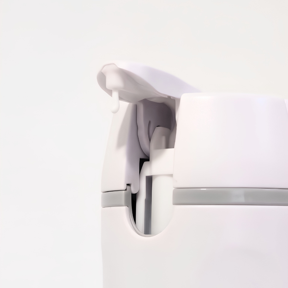 El dispensador desarmado: el cuerpo, un frasco graduado, su dispensador y el divisor en cruz