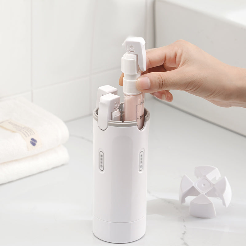Rellenando uno de los frascos de 30 ml sobre la mesada del baño