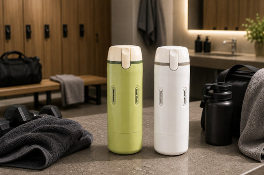Botella Multicream verde y blanca sobre una mesada, en un vestuario con lockers de madera, una toalla gris y un bolso negro