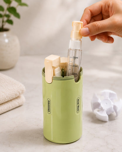 Una mano saca uno de los frascos con dispensador spray del cuerpo verde de la botella, sobre una mesada de mármol
