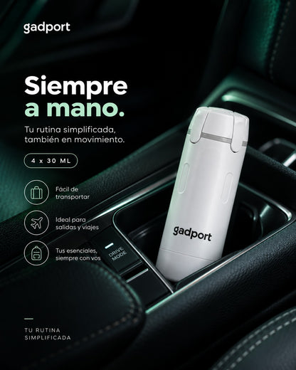 Botella dispensadora 4 en 1 blanca en el portavasos del auto