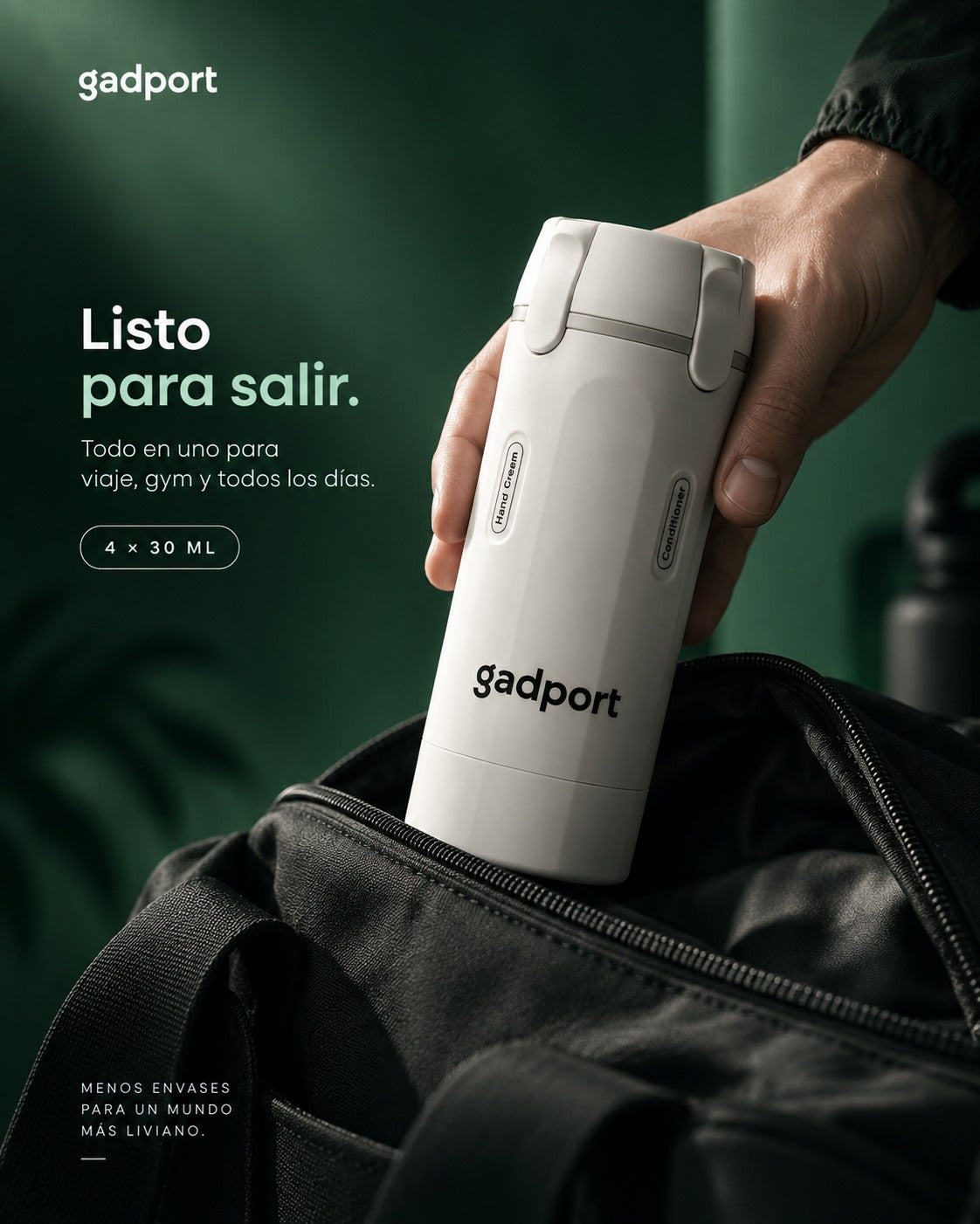 Botella dispensadora 4 en 1 blanca entrando en un bolso de viaje